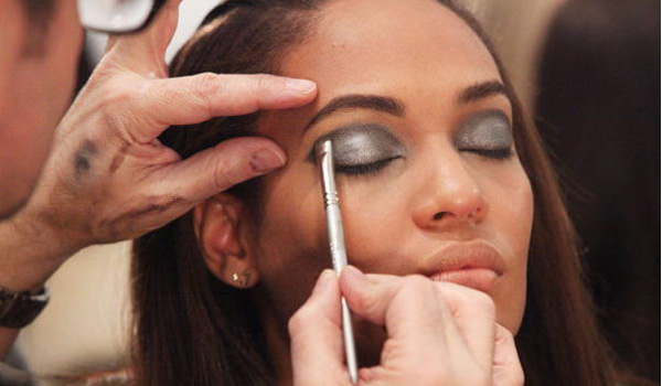 Makeup Artists at fashion shows and photoshoots #modeltip #modeladvice [VIDEO]